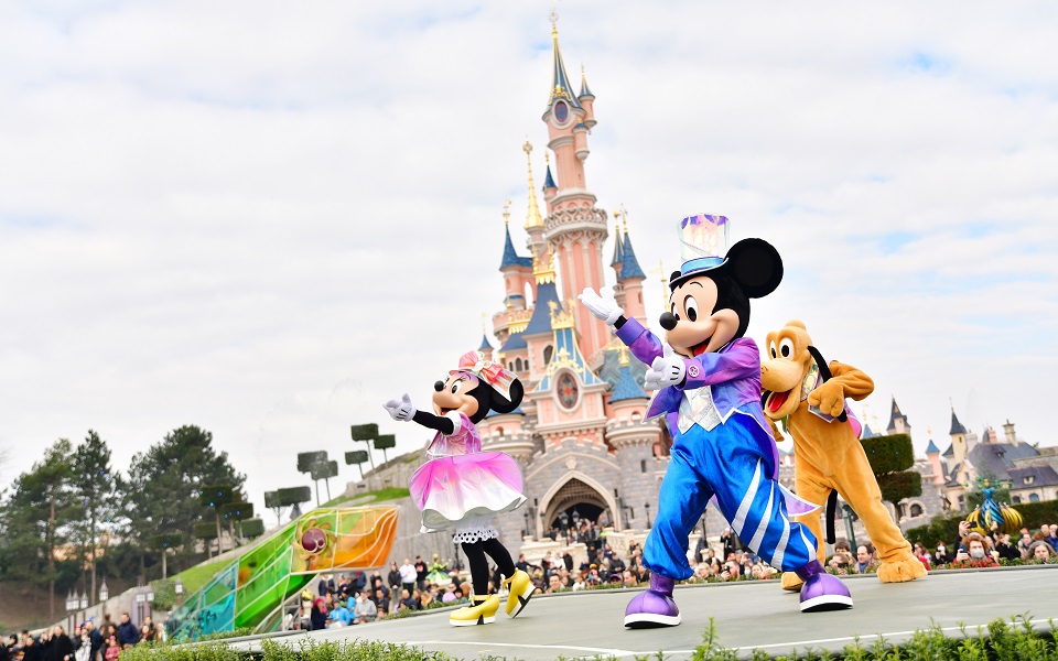 I went without children and it is a perfect weekend. Disneyland Paris