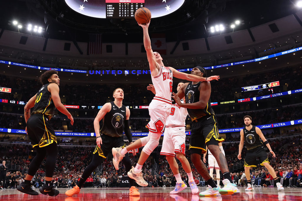 CHICAGO, ILLINOIS - JANUARY 15: Alex Caruso #6 of the Chicago Bulls shoots against the Golden State Warriors during the second half at United Center on January 15, 2023 in Chicago, Illinois. NOTE TO USER: User expressly acknowledges and agrees that, by downloading and or using this photograph, User is consenting to the terms and conditions of the Getty Images License Agreement.  (Photo by Michael Reaves/Getty Images)