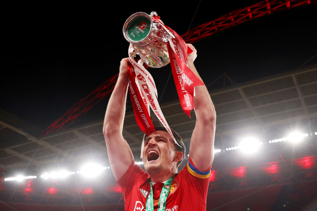 LONDON, ENGLAND - FEBRUARY 26: Harry Maguire of Manchester United celebrates with the Carabao Cup trophy following victory in the Carabao Cup Final match between Manchester United and Newcastle United at Wembley Stadium on February 26, 2023 in London, England. (Photo by Julian Finney/Getty Images)