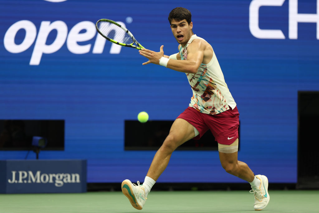 Carlos Alcaraz’s attempt to defend the US Open title he won last year goes on as he beat Italian Matteo Arnaldi in straight sets at Flushing Meadows.