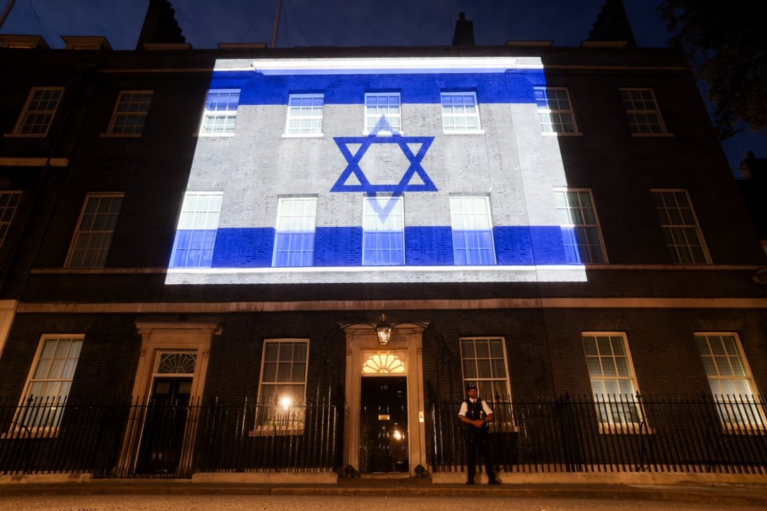 No10 lit up with the Israeli flag