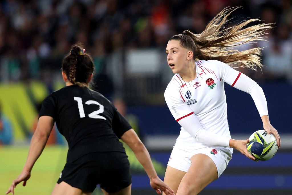 England's Holly Aitchison (R) looks to pass the ball during the New Zealand 2021 Womens Rugby World Cup final match between New Zealand and England at Eden Park in Auckland on November 12, 2022. (Photo by Michael Bradley / AFP) (Photo by MICHAEL BRADLEY/AFP via Getty Images)