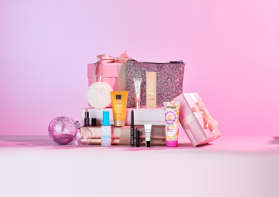 A picture of all the products included in the limited-edition Christmas GLOSSYBOX.
