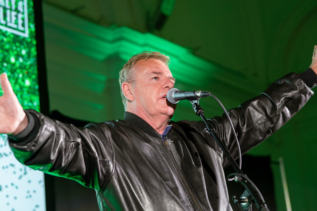 Legendary Madness frontman Suggs challenged 300 business people to give ex-offenders another chance.