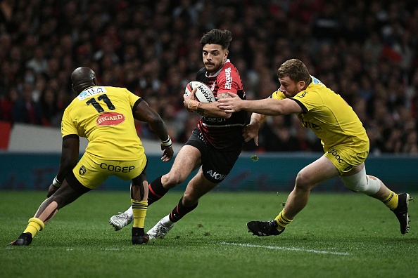 Toulouse's French fly-half Romain Ntamack (C) runs with the ball during the French Top 14 rugby union match between Toulouse and La Rochelle at The  Ernest-Wallon Stadium in Toulouse, southern France, on April 30, 2022. (Photo by Valentine CHAPUIS / AFP) (Photo by VALENTINE CHAPUIS/AFP via Getty Images)