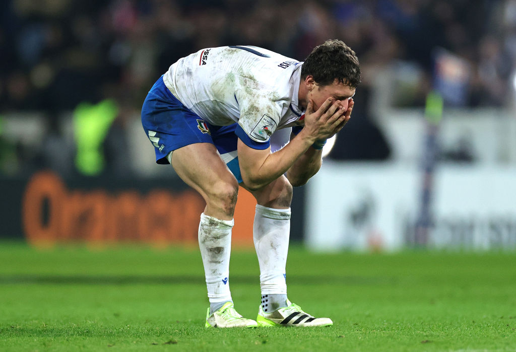 LILLE, FRANCE - FEBRUARY 25:  Paolo Garbisi of Italy looks dejected after missing a last minute, match winning penalty during the Guinness Six Nations 2024 match between France and Italy at Stade Pierre Mauroy on February 25, 2024 in Lille, France. (Photo by David Rogers/Getty Images)