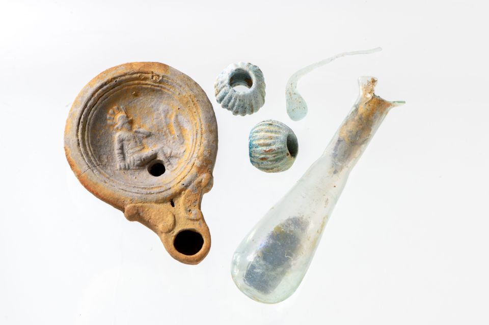 Roman lamp, glass vial and beads from a cremation burial ╕MOLA