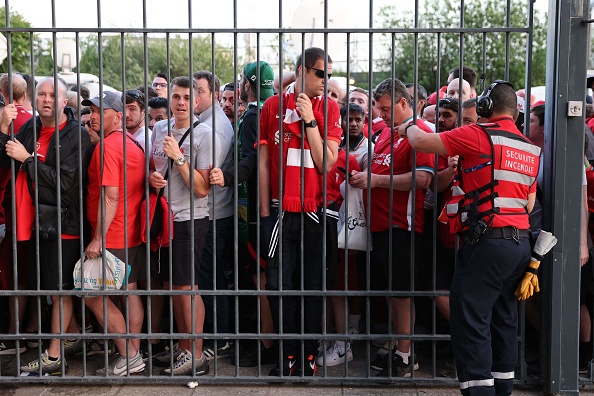 TOPSHOT - Liverpool fans stand outside unable to get in in time leading to the match being delayed prior to the UEFA Champions League final football match between Liverpool and Real Madrid at the Stade de France in Saint-Denis, north of Paris, on May 28, 2022. (Photo by THOMAS COEX / AFP) (Photo by THOMAS COEX/AFP via Getty Images)