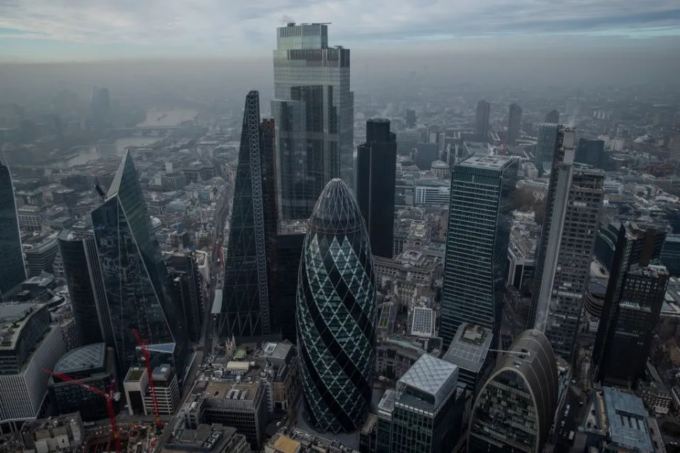 According to a new survey, London is narrowing the gap with New York for the title of the world's top financial centre. 