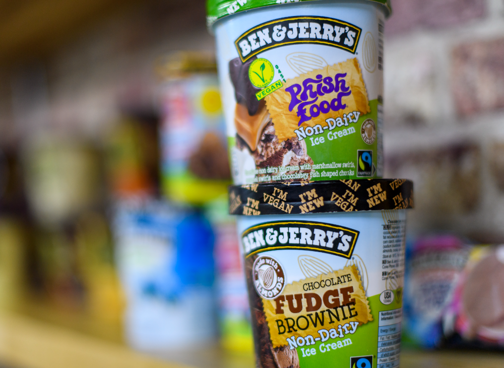 Consumer goods giant Unilever is continuing to top the FTSE 100 leaderboard, as news of job cuts and a spin-off of its ice cream business has sweetened investors. 