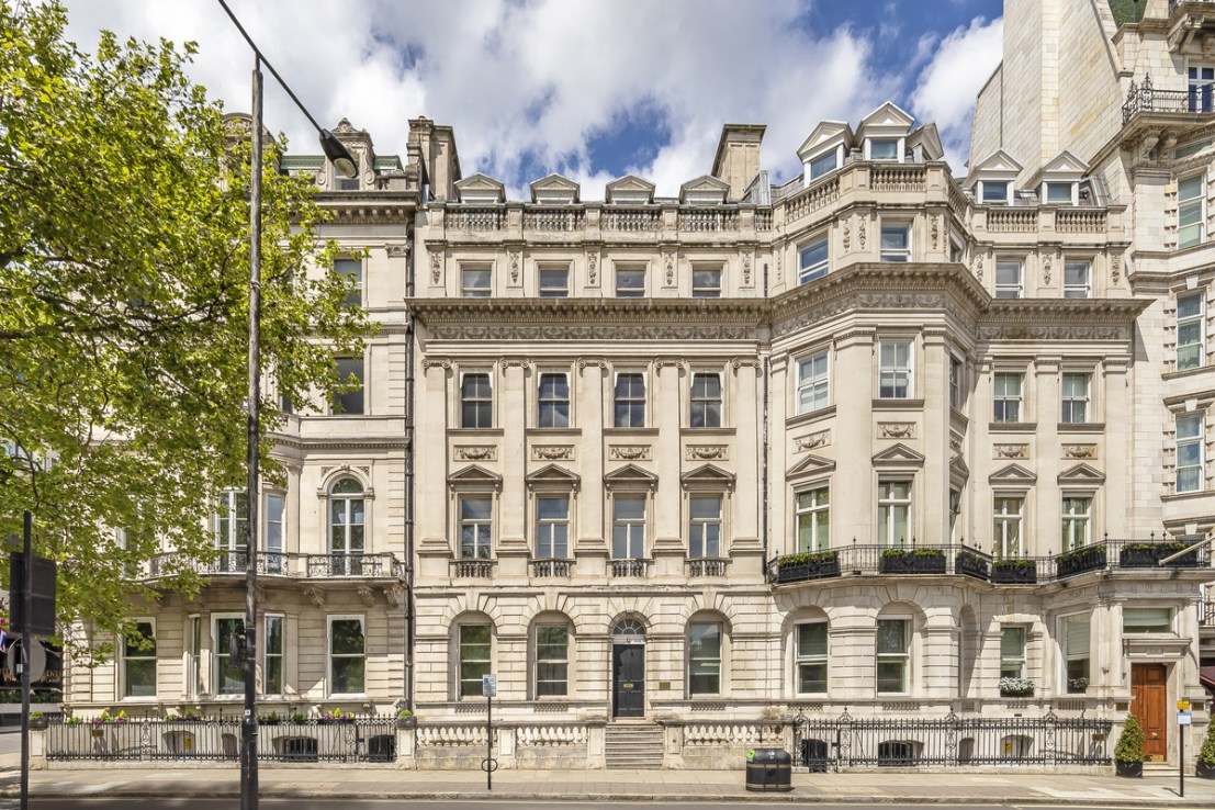 London’s ultra wealthy have remained immune to the downturn in the housing market, with posh-pads in the exclusive neighbourhood of Mayfair now commanding a 50 per cent price premium compared to the rest of prime central London. 