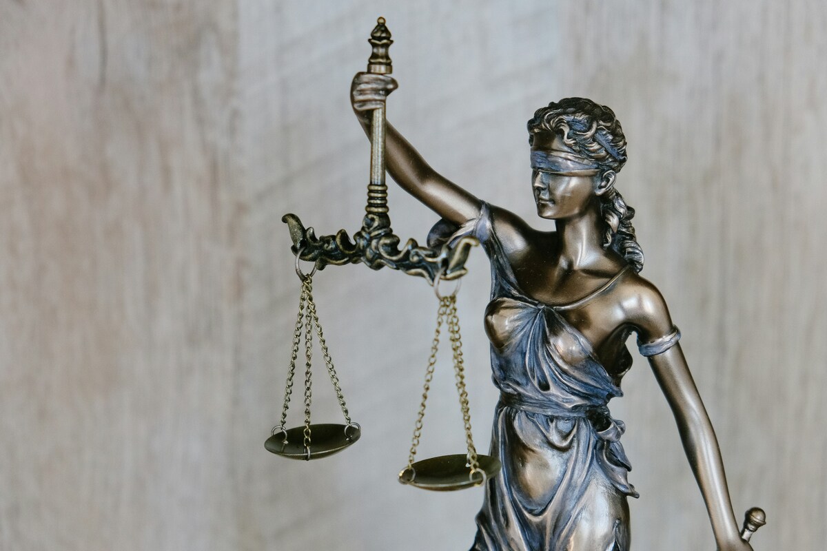 Former Deloitte lawyer cleared by disciplinary tribunal