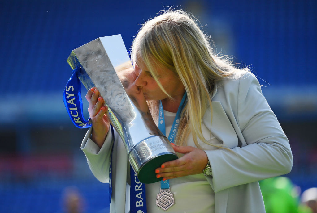 READING, ENGLAND - MAY 27: Emma Hayes, Manager of Chelsea, lifts the Barclays Women's Super League trophy after the team's victory during the FA Women's Super League match between Reading and Chelsea at Select Car Leasing Stadium on May 27, 2023 in Reading, England. (Photo by Justin Setterfield/Getty Images)