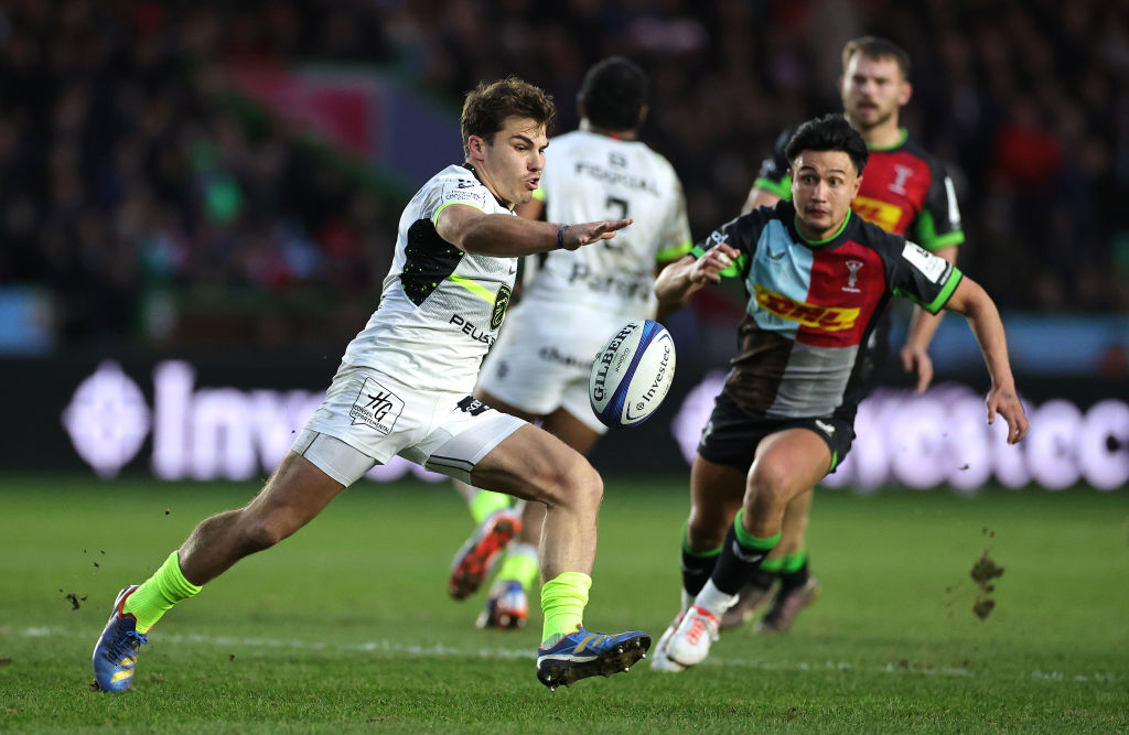 LONDON, ENGLAND - DECEMBER 17:  Antoine Dupont of Toulouse kicks the ball past Marcus Smith during the Investec Champions Cup match between Harlequins and Stade Toulousain at Twickenham Stoop on December 17, 2023 in London, England. (Photo by David Rogers/Getty Images)
