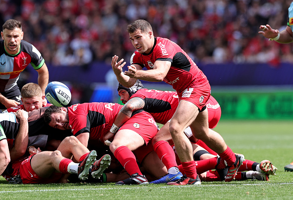 TOULOUSE, FRANCE - MAY 05:  Antoine Dupont of Toulouse passes the ball during the Investec Champions Cup Semi Final match between Stade Toulousain and Harlequins at Le Stadium on May 05, 2024 in Toulouse, France. (Photo by David Rogers/Getty Images)