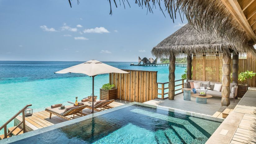 One in six do-it-yourself UK investors are indulging in sun,sand, and stockpicking by managing their portfolios at the poolside, new research has revealed.