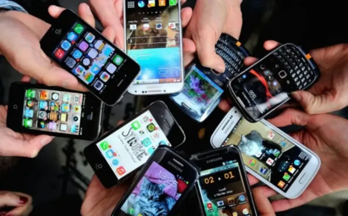 It is understood that the Labour Government has no plans to legislate on banning phones in schools.