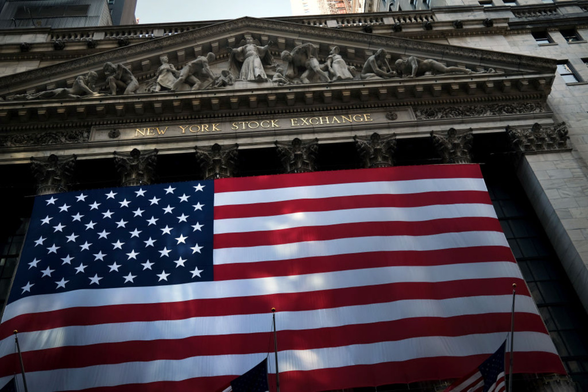 US funds soar in November while gold prices sink