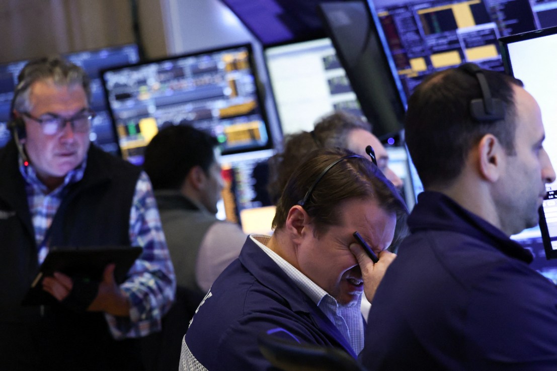 Traders work on the floor of the New York Stock Exchange (NYSE). The FTSE 100 and other global markets have continued to sell off this week.