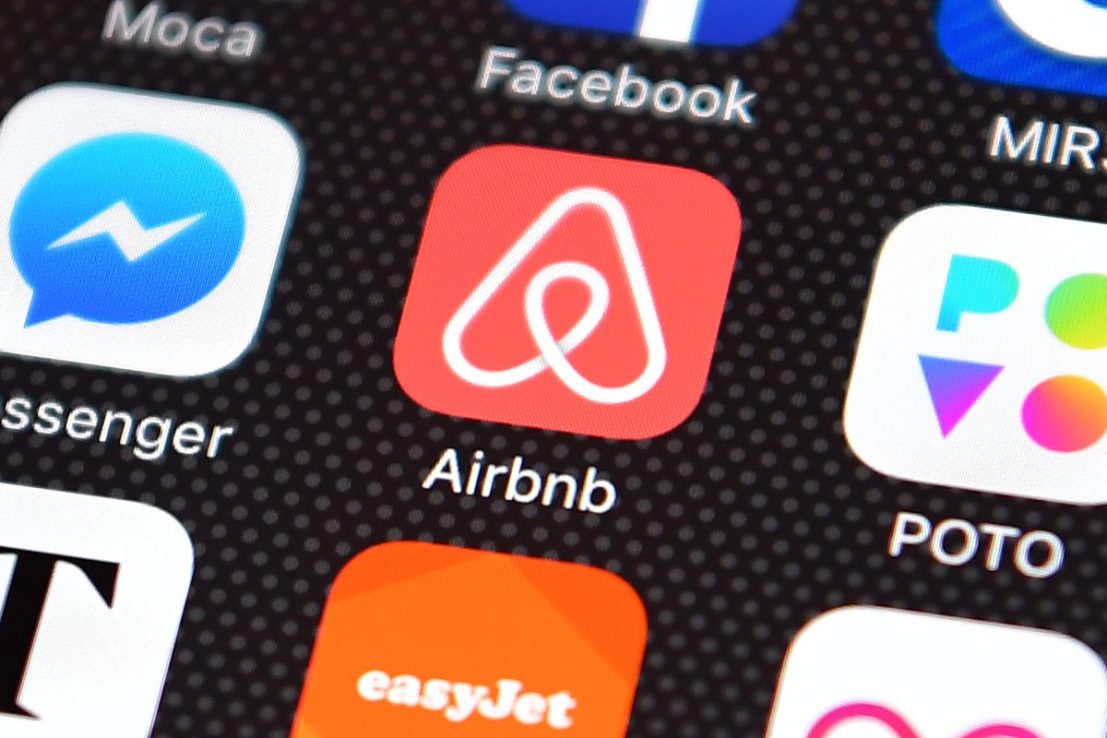 LONDON, ENGLAND - AUGUST 03:  The Airbnb app logo is displayed on an iPhone on August 3, 2016 in London, England.  (Photo by Carl Court/Getty Images)