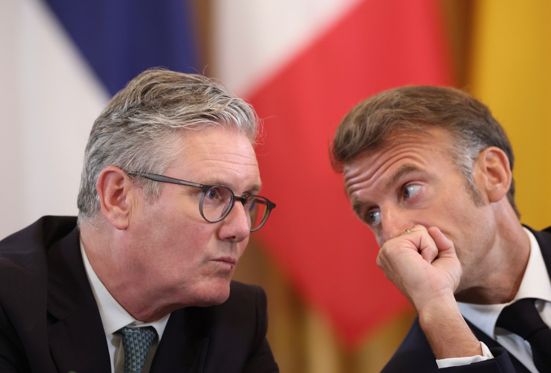 WASHINGTON, DC - AUGUST 18: (L-R) British Prime Minister Keir Starmer and French President Emmanuel Macron speak with each other during a meeting with U.S. President Donald Trump, Ukrainian President Volodymyr Zelensky and European leaders at the White House on August 18, 2025 in Washington, DC. President Trump hosted President Zelensky at the White House for a bilateral meeting and an expanded meeting with European leaders to discuss a peace deal between Russia and Ukraine.  (Photo by Win McNamee/Getty Images)