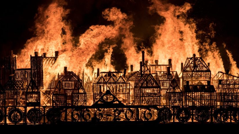 A 120-metre long wooden model of London's 17th-century skyline burns on the River Thames after it was set alight in a dramatic retelling of the story of the Great Fire of London on September 4, 2016 in London, England. The event commemorated the 350th anniversary of the Great Fire of London. (Photo by John Phillips/Getty Images)