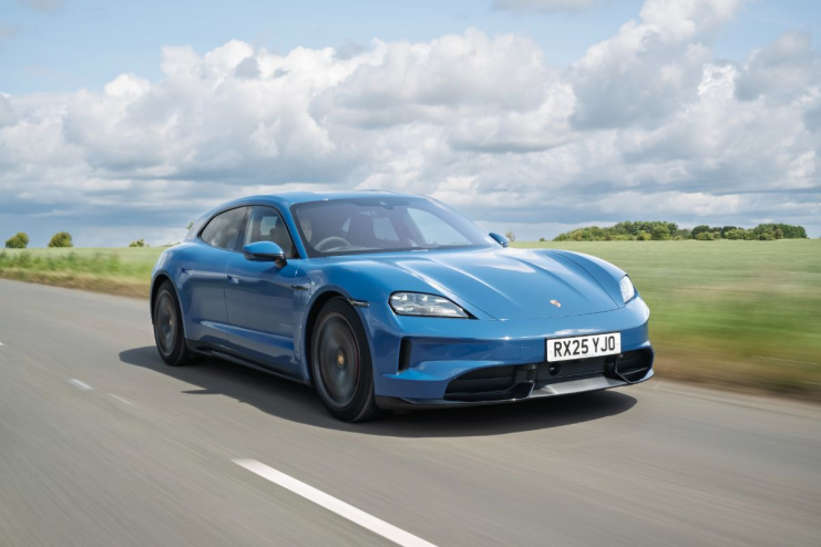 Breaking news graphic with abstract design, representing general news update in business context, centered around image c8...