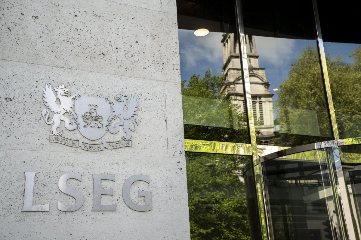 FTSE 100 Nears Historic 10,000 Mark After Outpacing US Markets
