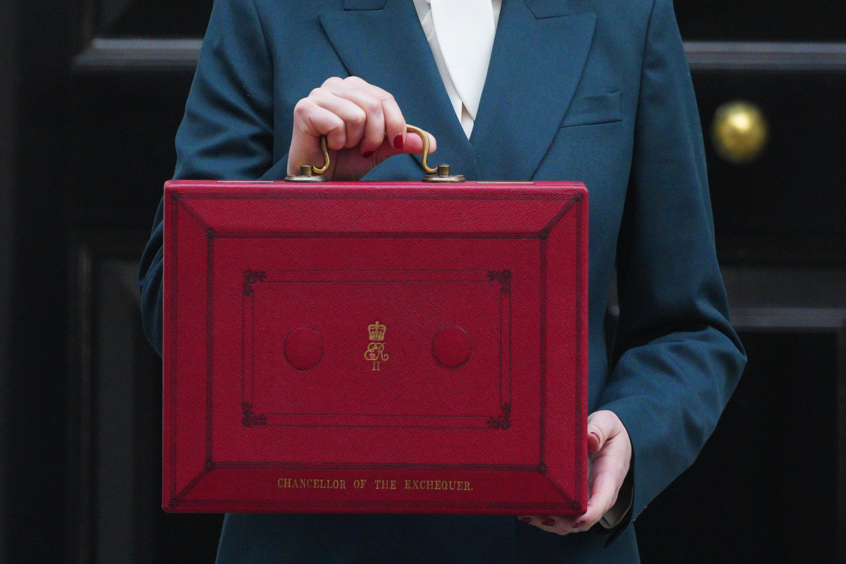 Reeves Caps Salary Sacrifice Pensions at £2,000 in £4.7bn Tax Raid