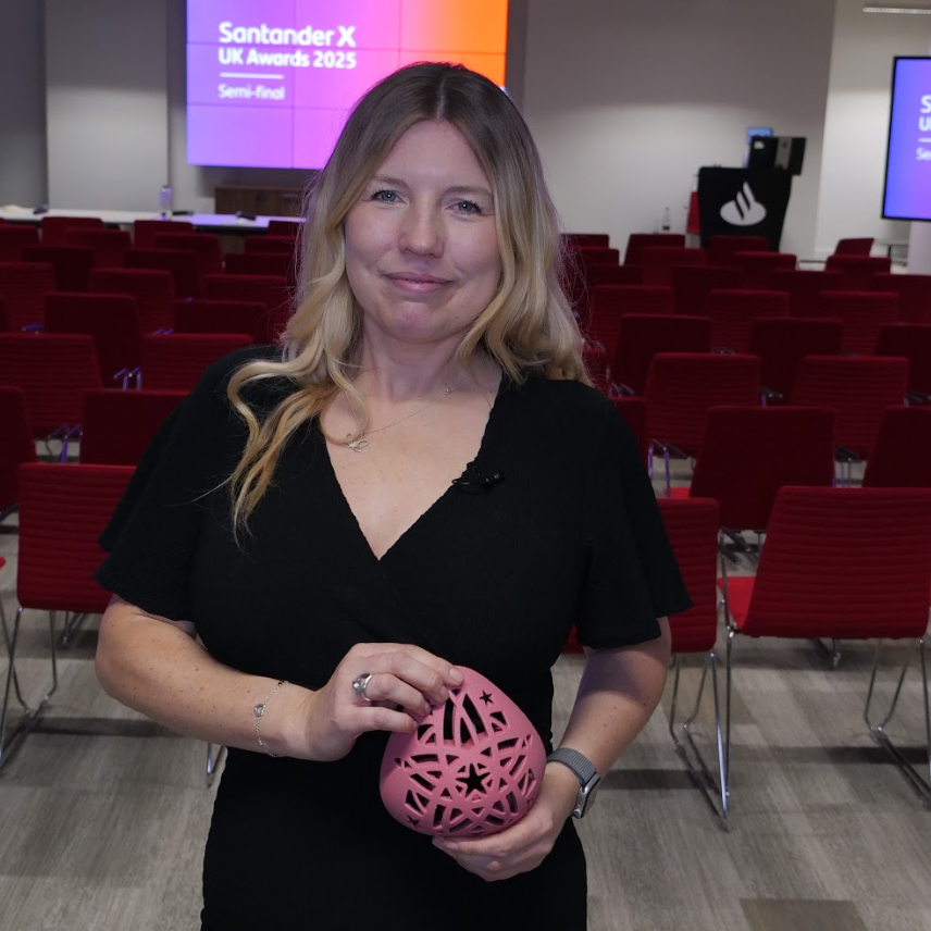 Screenshot of November 2025 news article displaying latest business trends and market analysis statistics