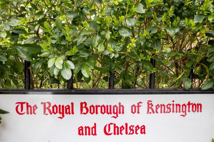 London skyline with diverse architecture, highlighting residential buildings amid current housing market trends.