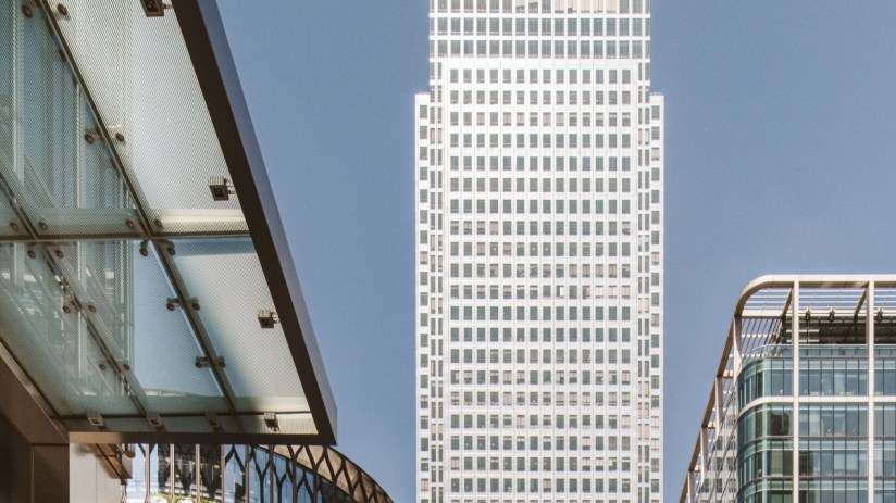 One Canada Square skyscraper in Canary Wharf against a clear blue sky, highlighting Londons financial district architecture