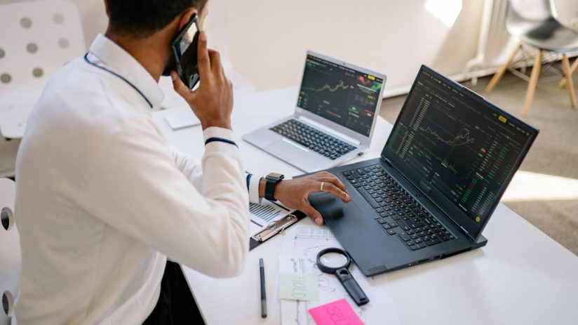 Financial advisor discussing 2026 budgeting strategies with a client at J.P. Morgan Personal Investing office.