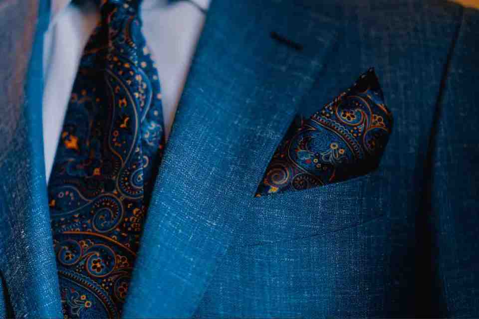 Christmas gifts 2025: Sartoria EE3070 showcases elegant tailoring and premium fabric in a refined business setting, highlighting craftsmanship.