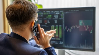 Bull and bear statues on stock market floor representing market trends and investor sentiment in a financial news context.