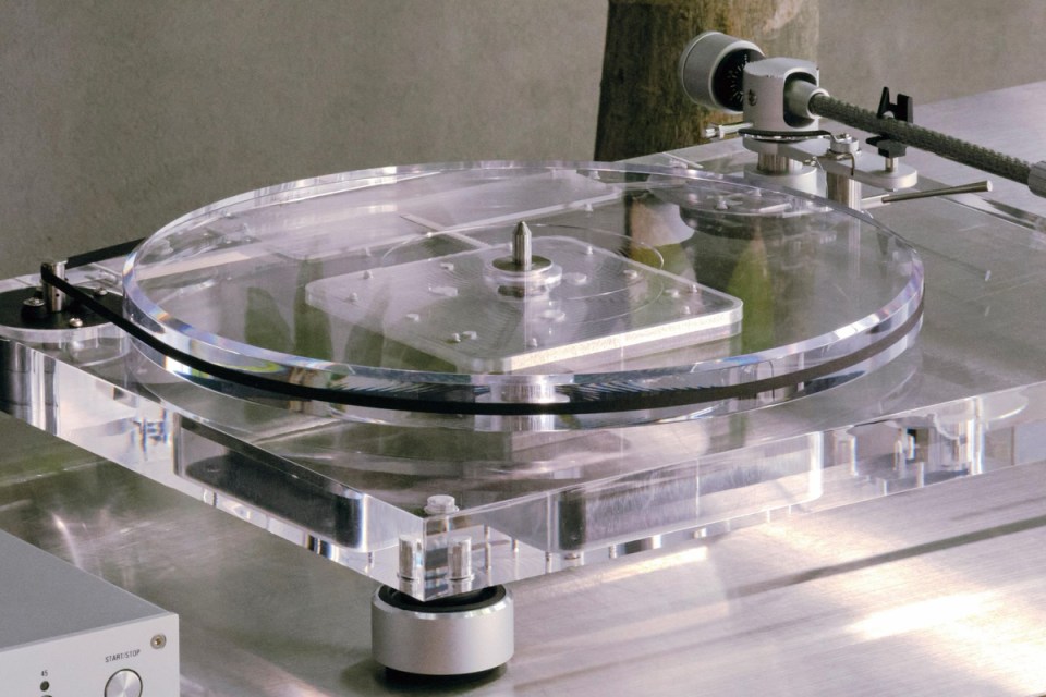 Vintage turntable spinning a vinyl record, highlighting the resurgence of analog music in modern audio trends.