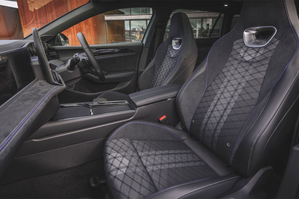 Breaking news update with an empty title on a general news platform, highlighting a significant yet unspecified event.