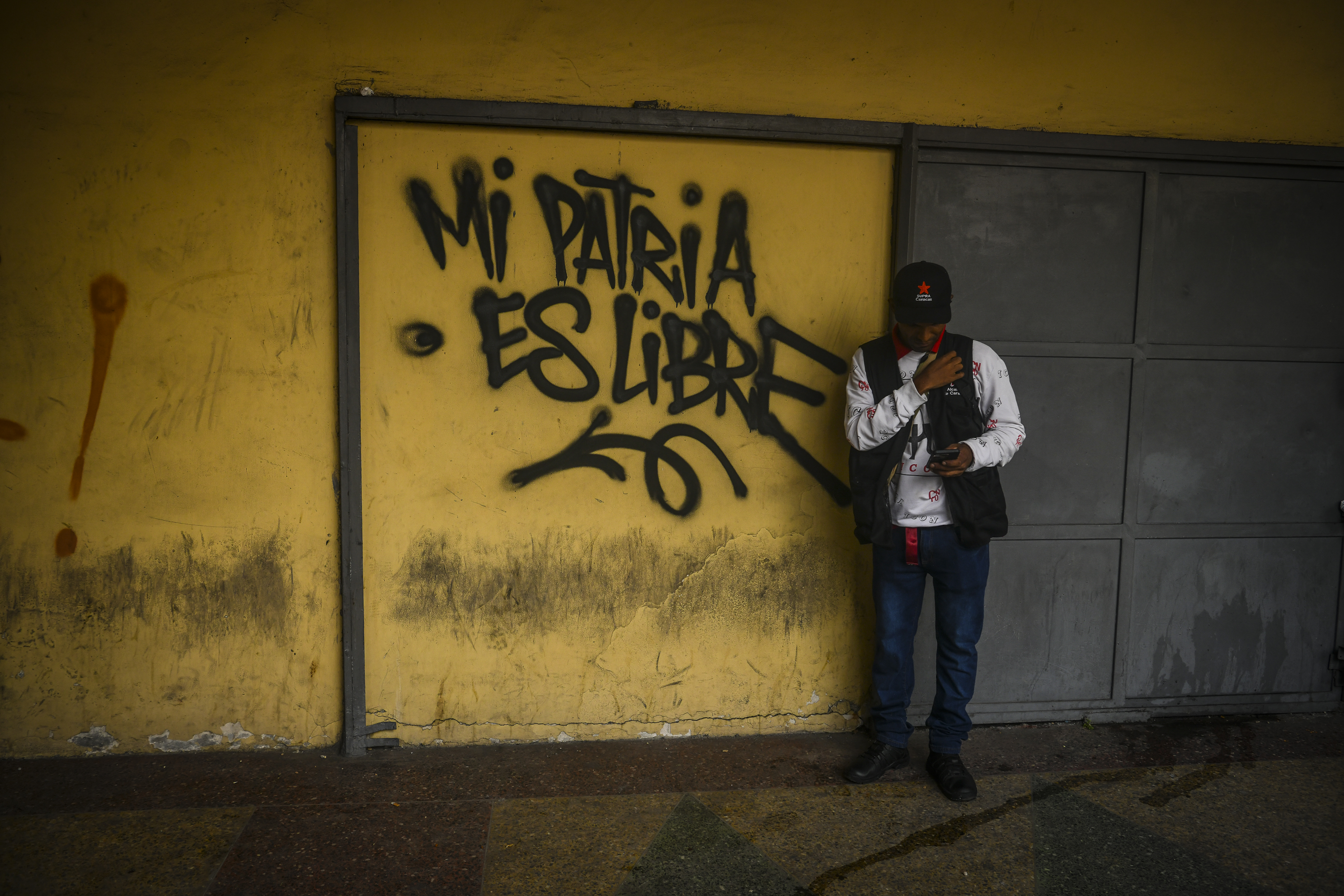 From London to Caracas: A Venezuelan's Return Amidst Fragile Recovery