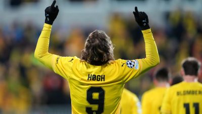 GettyImages 2257252169: General news event showcasing diverse attendees engaged in lively discussion at a business conference