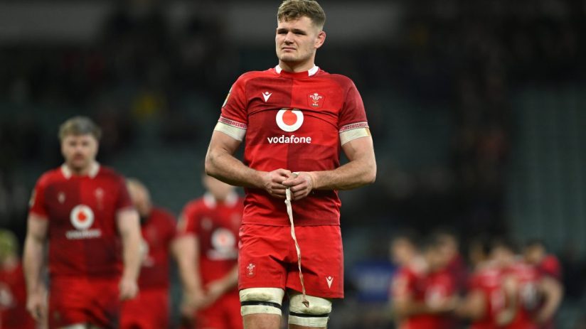 GettyImages 2260482121 showcasing a corporate meeting with diverse professionals discussing business strategies in a moder...