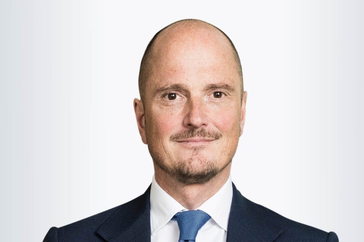 Standard Chartered shares fall as finance boss exits for Apollo