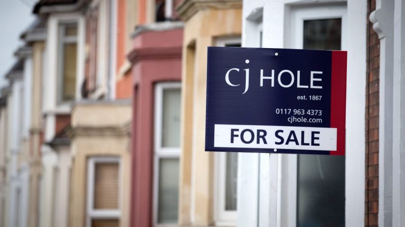 Charming house for sale with landscaped front yard and modern architecture in a desirable neighborhood