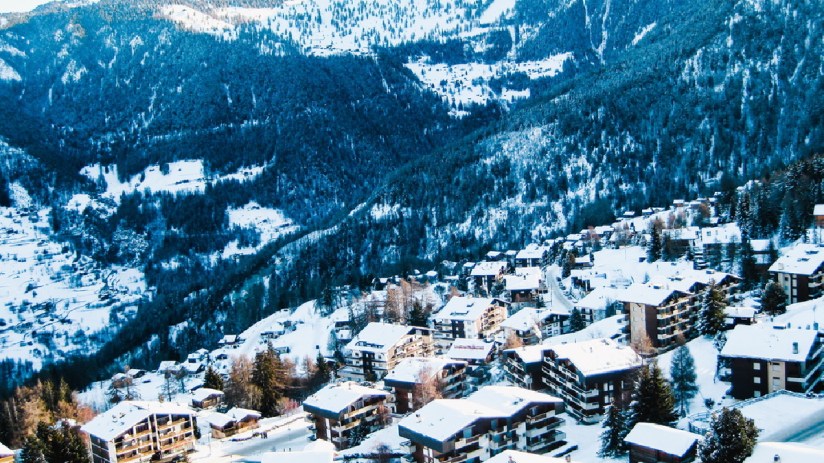 Snow-covered peaks and skiers at the 4 Valleys ski resort, showcasing expansive alpine views and winter sports activities.