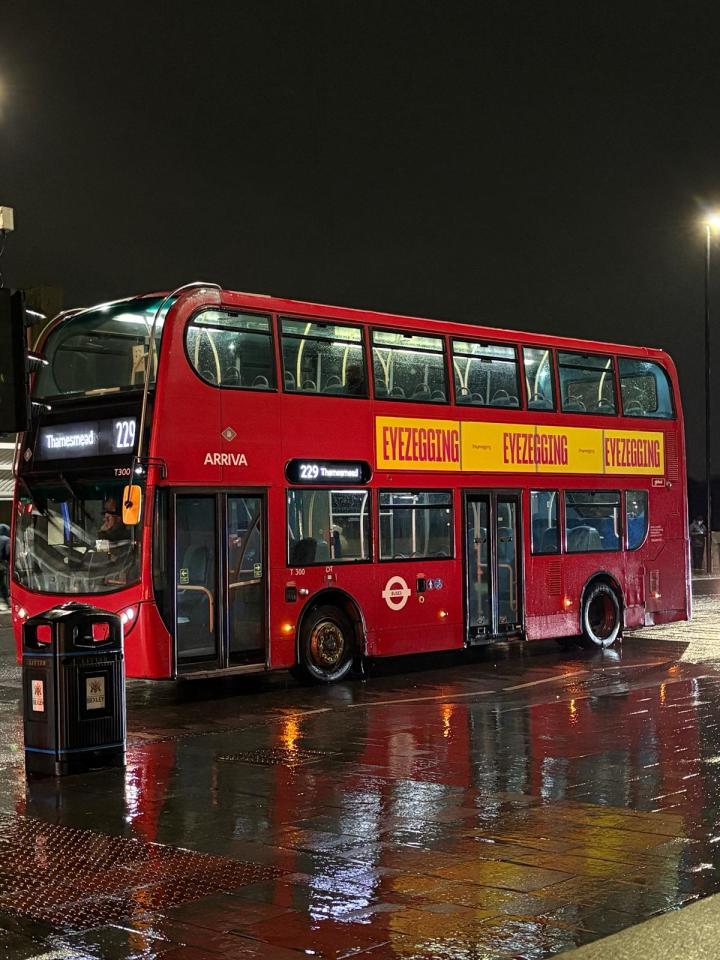 Eye-catching visual representation of Eyezegging321 concept in a business context, highlighting innovative digital trends