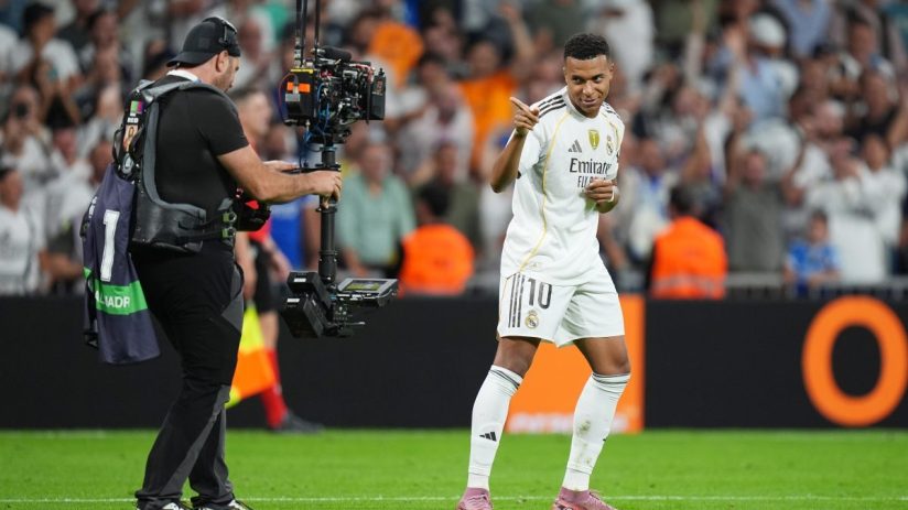 GettyImages 2239237108 showing people at a bustling business conference, networking and engaging in lively discussions