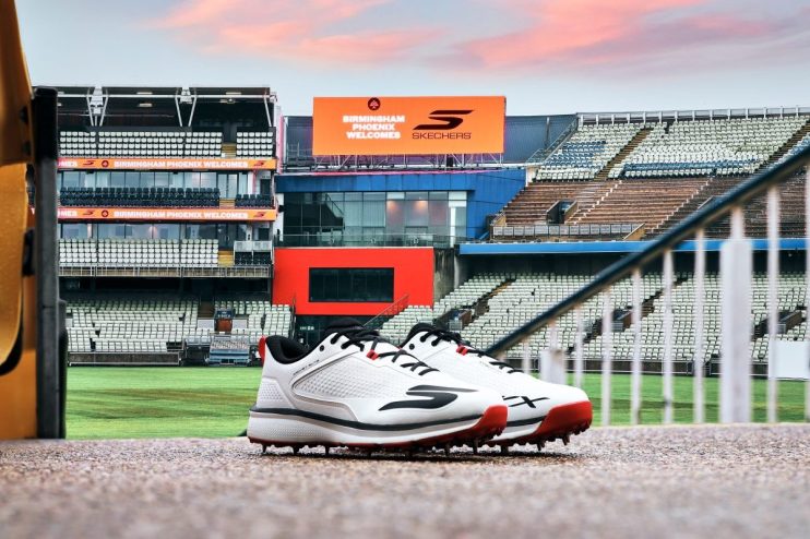 Breaking news concept with a digital clock showing the time, surrounded by scattered newspapers and a laptop on a desk