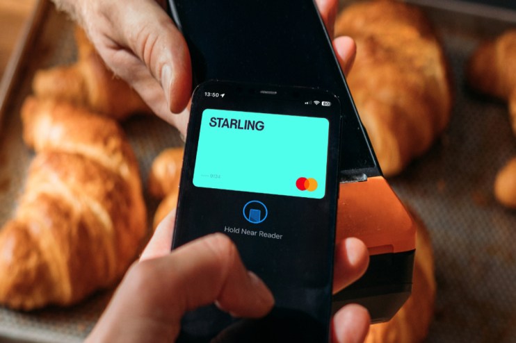 Starling Bank integrates Apple Pay 2022, showcasing digital banking innovation and seamless mobile payment solutions