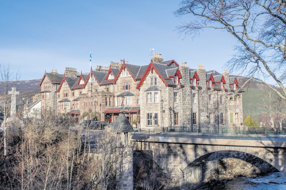 Fife scenic view showcasing lush landscapes under a clear sky, highlighting Scotlands natural beauty and charm.