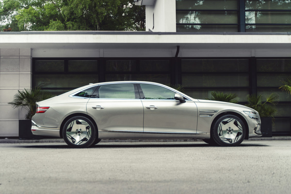 Breaking news event with journalists and cameras capturing a major announcement in a bustling conference room environment