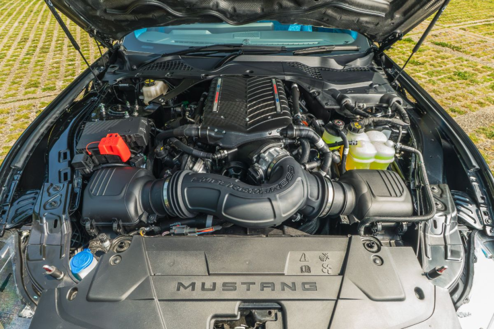 Breaking news headline image with abstract design, featuring vibrant colors and dynamic shapes for a general news article